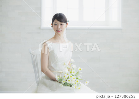 ヘアメイクをする新婦　　  127380255