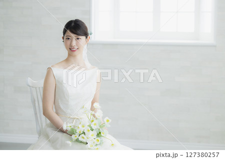 ヘアメイクをする新婦　　  127380257