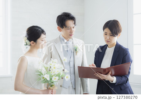 新郎新婦と司会者 　 127380270