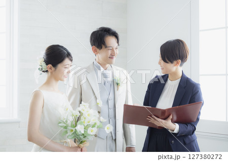 新郎新婦と司会者 　 127380272