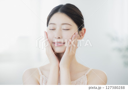 スキンケアをする若い女性 127380288