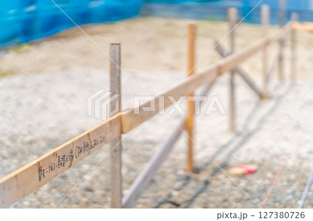 遣り方　基礎工事　BM　GL　基礎天端　建物位置　レベル確認 127380726