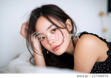 室内で撮影する美人女性「AI生成画像」 127380878