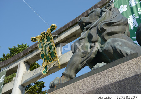 北野天満宮　入口の大鳥居と狛犬　京都市上京区 127381207