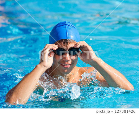 プールで夏の水泳レッスンを受ける少年　AI生成画像 127381426