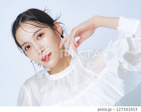 おしゃれな女性の美容・スキンケアイメージ 127381653