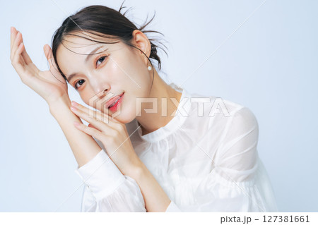 おしゃれな女性の美容・スキンケアイメージ おしゃれな女性の美容・スキンケアイメージ 127381661