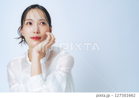 おしゃれな女性の美容・スキンケアイメージ 127381662