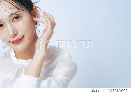 おしゃれな女性の美容・スキンケアイメージ おしゃれな女性の美容・スキンケアイメージ 127381663