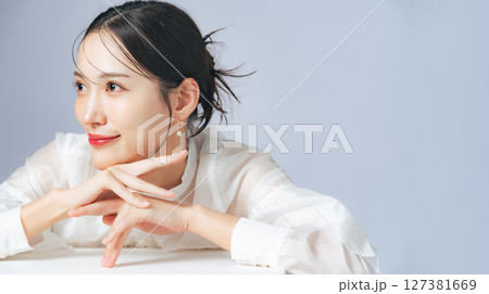 おしゃれな女性の美容・スキンケアイメージ 127381669