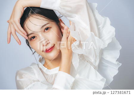 おしゃれな女性の美容・スキンケアイメージ 127381671