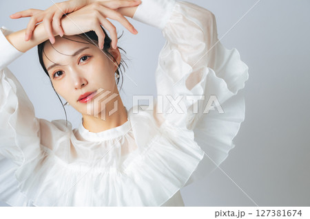 おしゃれな女性の美容・スキンケアイメージ 127381674