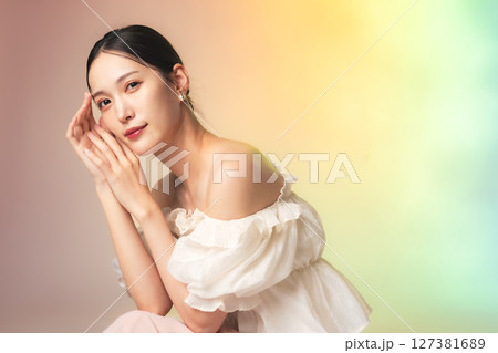 おしゃれな女性の美容・スキンケアイメージ 127381689