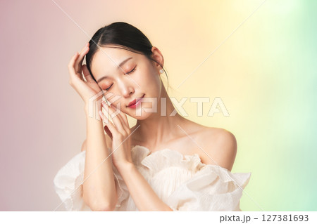 おしゃれな女性の美容・スキンケアイメージ おしゃれな女性の美容・スキンケアイメージ 127381693
