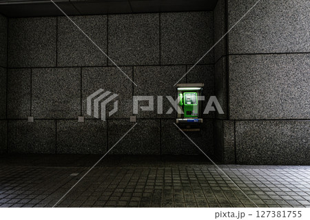 地下歩行空間にある地下鉄の非常口 127381755