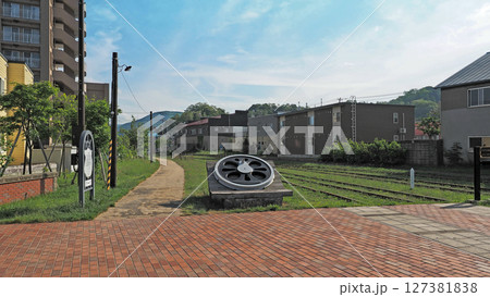 小樽 旧国鉄手宮線と蒸気機関車の動輪 小樽 旧国鉄手宮線と蒸気機関車の動輪 127381838