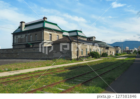 小樽　旧国鉄手宮線と国指定重要文化財の旧日本郵船(株)小樽支店 127381846