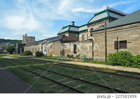 小樽　旧国鉄手宮線の旧日本郵船(株)小樽支店と残荷倉庫 127381959