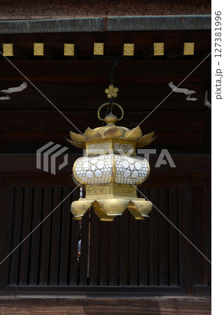 北野天満宮　東回廊の吊り灯篭　京都市上京区 127381996