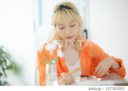 朝食を食べる女性 127382001