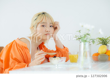 朝食を食べる女性 朝食を食べる女性 127382006