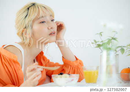 朝食を食べる女性 朝食を食べる女性 127382007
