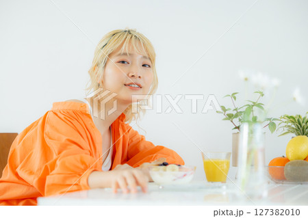 朝食を食べる女性 朝食を食べる女性 127382010