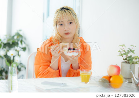 朝食を食べる女性 朝食を食べる女性 127382020