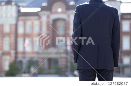 ビジネス街に立つスーツの若いビジネスマンの背中 127382087