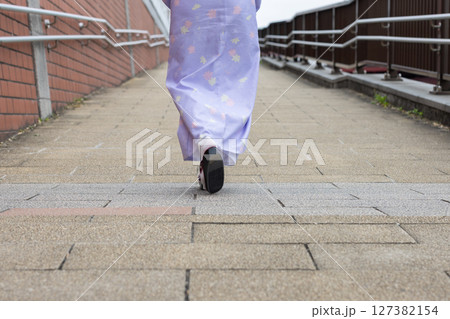 和服を着た女性の足元 127382154