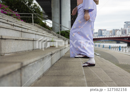 和服を着た女性の足元 127382158
