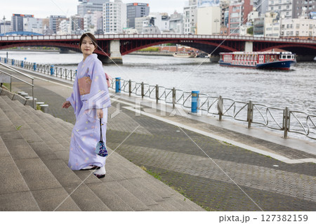 川辺を歩く和服を着た若い日本人女性 127382159