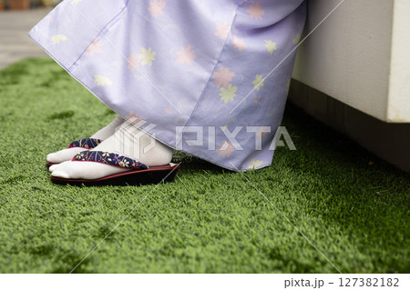 和服を着た女性の足元 和服を着た女性の足元 127382182