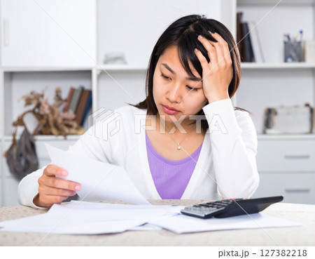 家計のやり繰りに悩む日本人女性8　AI生成画像 127382218