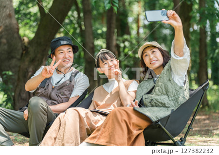 公園・キャンプ場でチェアリングする親子・ファミリー(スマホ,自撮り) 公園・キャンプ場でチェアリングする親子・ファミリー(スマホ,自撮り) 127382232