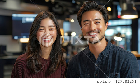 テレビスタジオを背景に笑顔で並ぶ男女 テレビスタジオを背景に笑顔で並ぶ男女 127382251