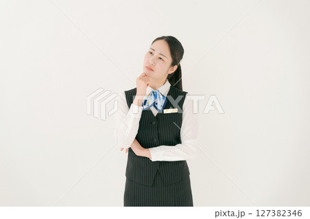 考える表情の事務服の女性 考える表情の事務服の女性 127382346