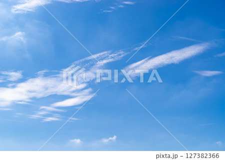 青空に流れる波状雲　b-1 127382366