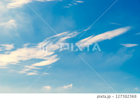 青空に流れる波状雲　b-3 暖色加味 127382368