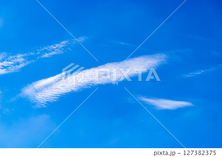 青空に流れる波状雲 d-2 高彩度コントラスト 青空に流れる波状雲 d-2 高彩度コントラスト 127382375