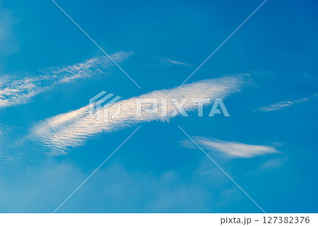 青空に流れる波状雲　d-3 暖色加味 127382376