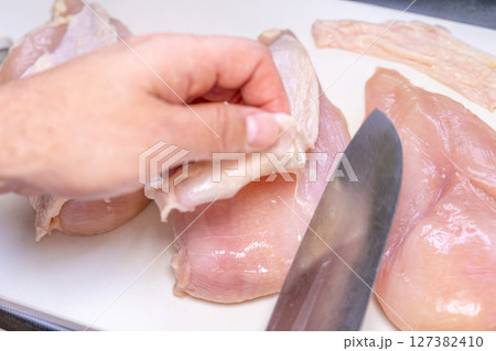 鶏胸肉　皮を剥ぐ　鶏胸肉皮なし　下処理　包丁 127382410