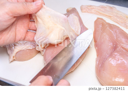 鶏胸肉 皮を剥ぐ 鶏胸肉皮なし 下処理 包丁 鶏胸肉 皮を剥ぐ 鶏胸肉皮なし 下処理 包丁 127382411