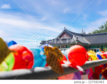釜山　海東龍宮寺　迎月堂と提灯 127382461