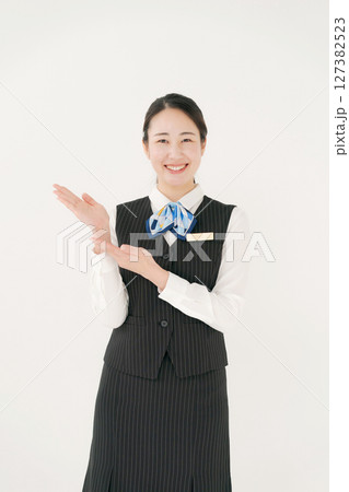 お勧めポーズをする事務服の女性 127382523