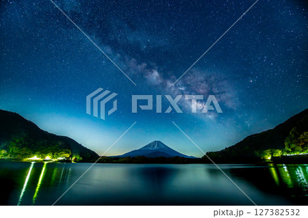天の川の架かる富士山 ～本栖湖～ 127382532
