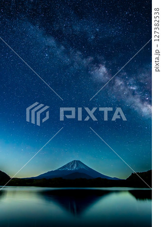 天の川の架かる富士山 ～本栖湖～ 127382538