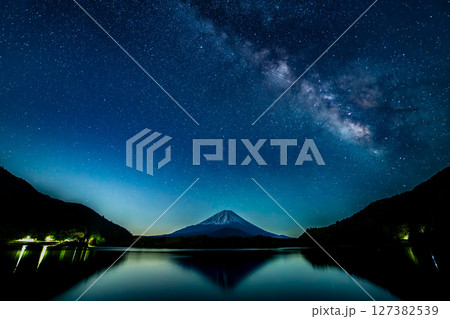 天の川の架かる富士山 ~本栖湖~ 天の川の架かる富士山 ~本栖湖~ 127382539