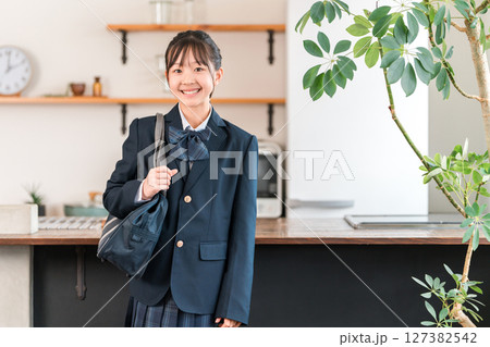 家のキッチンにいる制服を着た小学生・中学生・高校生の女の子 127382542