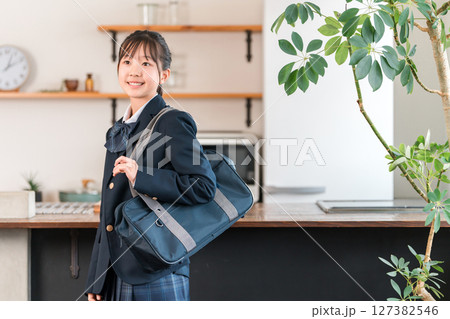 家のキッチンにいる制服を着た小学生・中学生・高校生の女の子 127382546